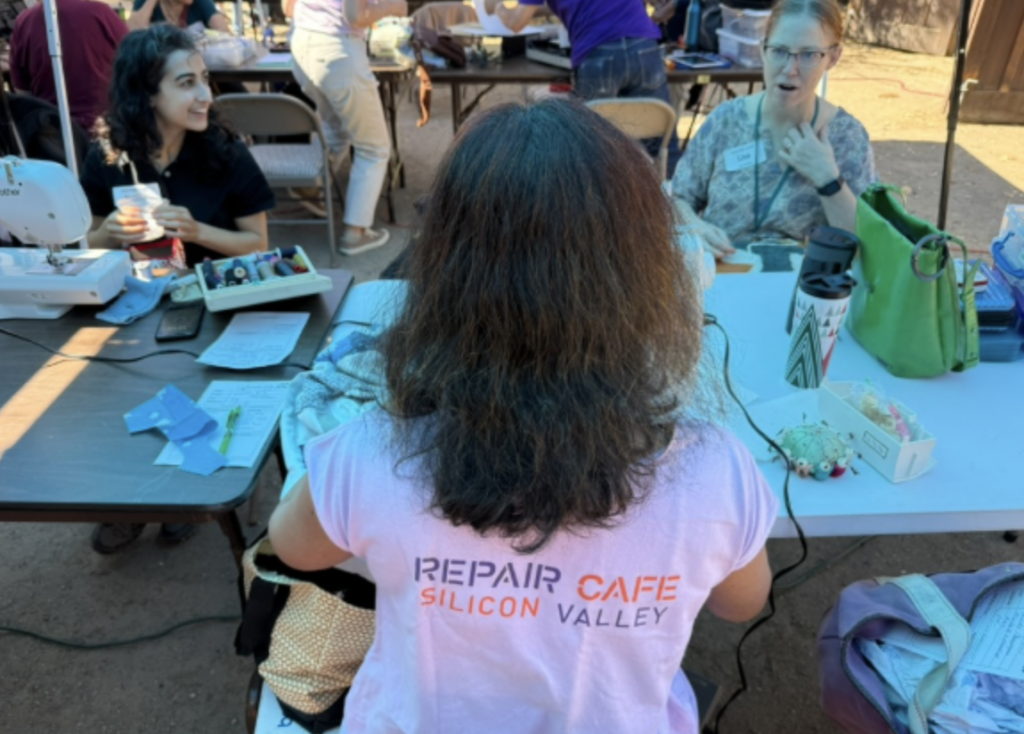 Women at the repair cafe